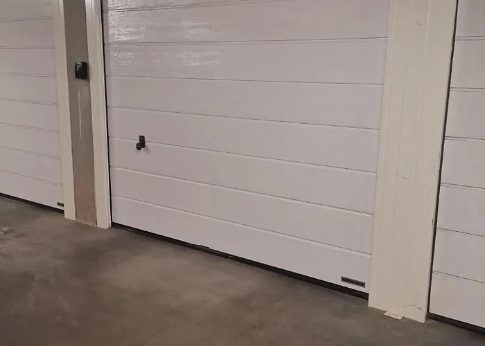 Cloe Free Garage *