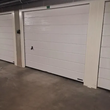 Cloe Free Garage *